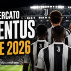 Calciomercato Juventus estate 2026: grafica editoriale con cinque calciatori raffigurati di spalle in maglia bianconera davanti a uno stadio illuminato, accompagnata dal titolo dedicato al mercato estivo della Juventus.