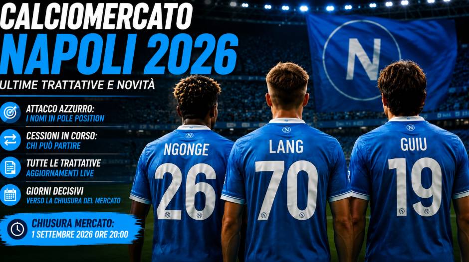 Calciomercato Napoli 2026, Ngonge, Lang e Guiu raffigurati di spalle con maglie azzurre in uno stadio, durante gli ultimi giorni di trattative prima della chiusura del mercato del 1° settembre alle ore 20:00.
