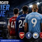 Calciomercato Premier League 2026/27, cinque calciatori raffigurati di spalle con divise ispirate ai colori dei principali club inglesi davanti a uno stadio illuminato e allo skyline di Londra