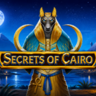 Slot Secrets of Cairo di Amusnet con Anubi in primo piano, logo del gioco e ambientazione ispirata all'Antico Egitto.