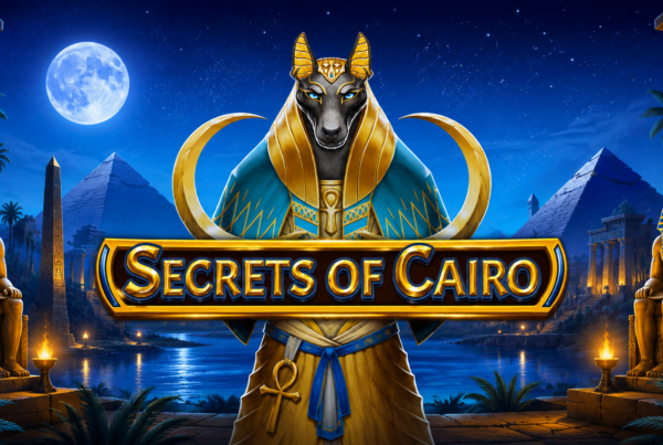 Slot Secrets of Cairo di Amusnet con Anubi in primo piano, logo del gioco e ambientazione ispirata all'Antico Egitto.