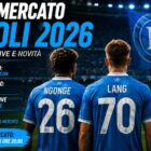 Calciomercato Napoli 2026, tre calciatori di spalle con maglie azzurre rappresentano le ultime trattative, gli acquisti e le possibili cessioni del Napoli.