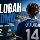 Chalobah al Como: immagine editoriale con il difensore inglese raffigurato di spalle in maglia blu, affacciato sul lago e sullo stadio, con il titolo dedicato al suo trasferimento al Como.