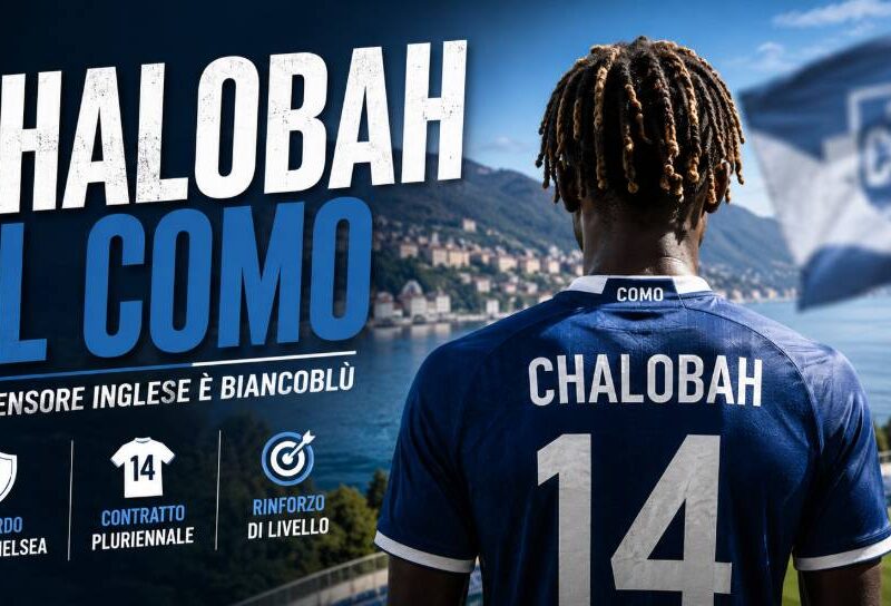 Chalobah al Como: immagine editoriale con il difensore inglese raffigurato di spalle in maglia blu, affacciato sul lago e sullo stadio, con il titolo dedicato al suo trasferimento al Como.