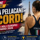 Chiara Pellacani celebra il record agli Europei di tuffi 2026 in una grafica editoriale con la campionessa italiana raffigurata di spalle davanti alla Torre Eiffel e alla bandiera italiana, accompagnata dal titolo dedicato ai cinque ori conquistati a Parigi.