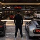 Cristiano Ronaldo collezione auto in un garage di lusso con hypercar e supercar esclusive.