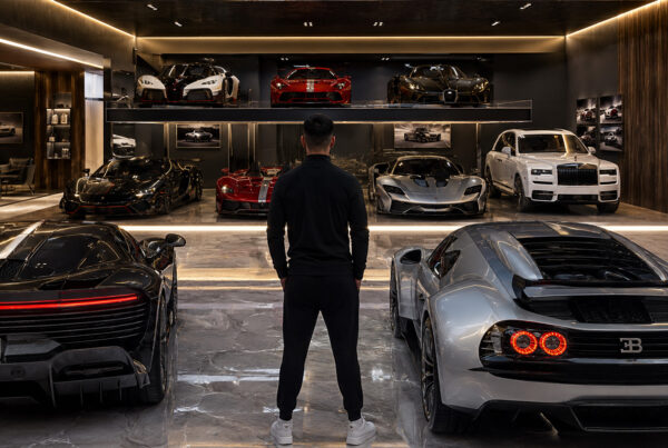 Cristiano Ronaldo collezione auto in un garage di lusso con hypercar e supercar esclusive.