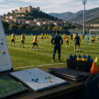 Frosinone fantacalcio 2026/27: allenamento del Frosinone sul campo con staff tecnico, schemi tattici, lavagna strategica e giocatori gialloblù impegnati nella preparazione della stagione di Serie A.