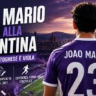 Joao Mario ritorna alla Fiorentina: grafica editoriale con il laterale portoghese raffigurato di spalle in maglia viola all'interno di uno stadio illuminato, con il titolo dedicato al suo arrivo in prestito dalla Juventus.