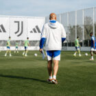 Juventus fantacalcio 2026/27: allenatore della Juventus ripreso di spalle durante una sessione di allenamento al centro sportivo mentre osserva i giocatori impegnati negli esercizi tattici in vista della Serie A.