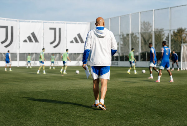 Juventus fantacalcio 2026/27: allenatore della Juventus ripreso di spalle durante una sessione di allenamento al centro sportivo mentre osserva i giocatori impegnati negli esercizi tattici in vista della Serie A.