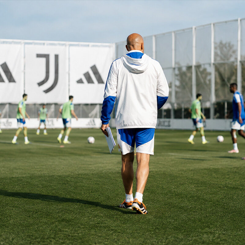Juventus fantacalcio 2026/27: allenatore della Juventus ripreso di spalle durante una sessione di allenamento al centro sportivo mentre osserva i giocatori impegnati negli esercizi tattici in vista della Serie A.