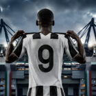 Kolo Muani Juventus di spalle con la maglia numero 9 nello stadio illuminato, immagine sportiva iperrealistica che rappresenta il nuovo centravanti bianconero.