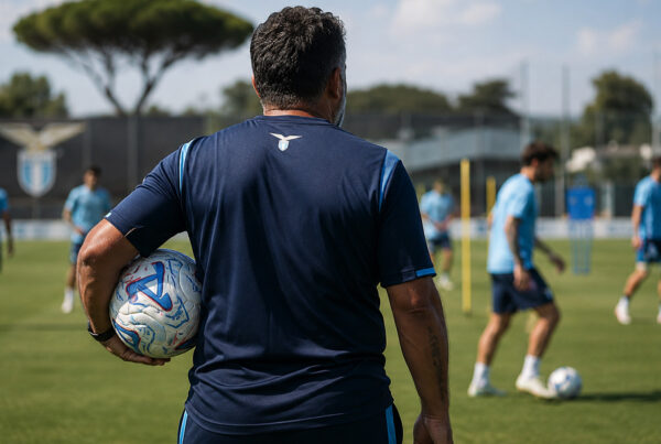 Lazio fantacalcio 2026/27: allenatore della Lazio ripreso di spalle durante una seduta di allenamento mentre osserva i giocatori biancocelesti impegnati nelle esercitazioni tattiche al centro sportivo.