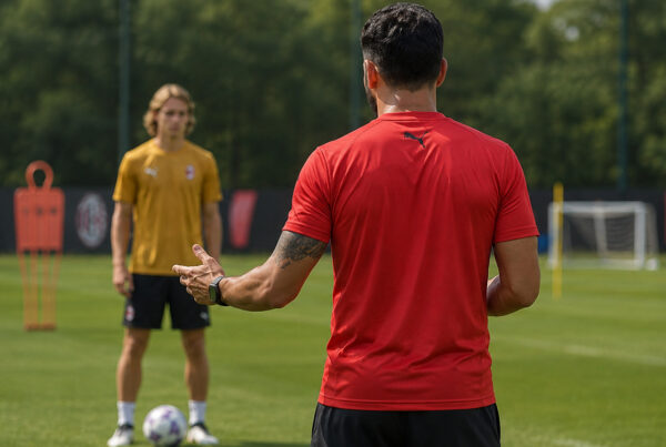 Milan fantacalcio 2026/27: allenatore del Milan ripreso di spalle durante una seduta di allenamento mentre impartisce indicazioni tattiche ai giocatori rossoneri sul campo di Milanello.
