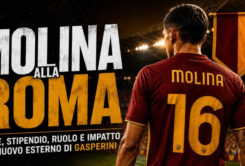 Molina alla Roma: grafica editoriale con il calciatore argentino raffigurato di spalle in maglia giallorossa all'interno di uno stadio illuminato, accompagnata dal titolo dedicato al suo trasferimento e al nuovo progetto tecnico della Roma.
