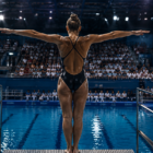 Chiara Pellacani quarto oro Europei: tuffatrice di spalle sul trampolino da 3 metri prima del tuffo decisivo durante la finale degli Europei, in una piscina gremita di spettatori.