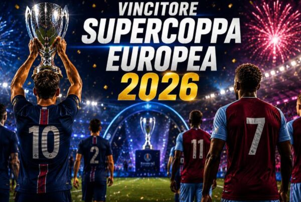 Vincitore Supercoppa Europea 2026, giocatori di PSG e Aston Villa raffigurati di spalle durante la finale con il trofeo alzato nello stadio.