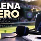 Elena Pero: immagine commemorativa dedicata alla storica voce del tennis italiano, con microfono e campo da tennis sullo sfondo.
