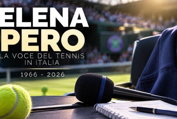Elena Pero: immagine commemorativa dedicata alla storica voce del tennis italiano, con microfono e campo da tennis sullo sfondo.