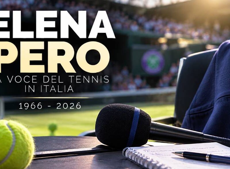 Elena Pero: immagine commemorativa dedicata alla storica voce del tennis italiano, con microfono e campo da tennis sullo sfondo.