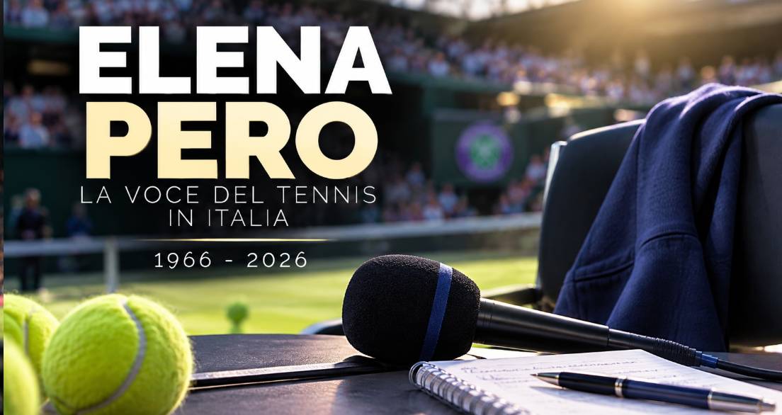 Elena Pero: immagine commemorativa dedicata alla storica voce del tennis italiano, con microfono e campo da tennis sullo sfondo.
