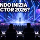 Quando inizia X Factor 2026, palco musicale con quattro giudici ripresi di spalle