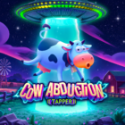 Illustrazione della Slot Cow Abduction - Tapper di Greentube con una mucca rapita da un UFO in una fattoria sotto un cielo stellato.