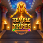 Slot Temple of Three di Play’n GO con ambientazione egizia, divinità dorata e tempio illuminato.