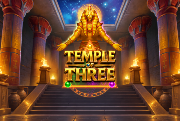 Slot Temple of Three di Play’n GO con ambientazione egizia, divinità dorata e tempio illuminato.
