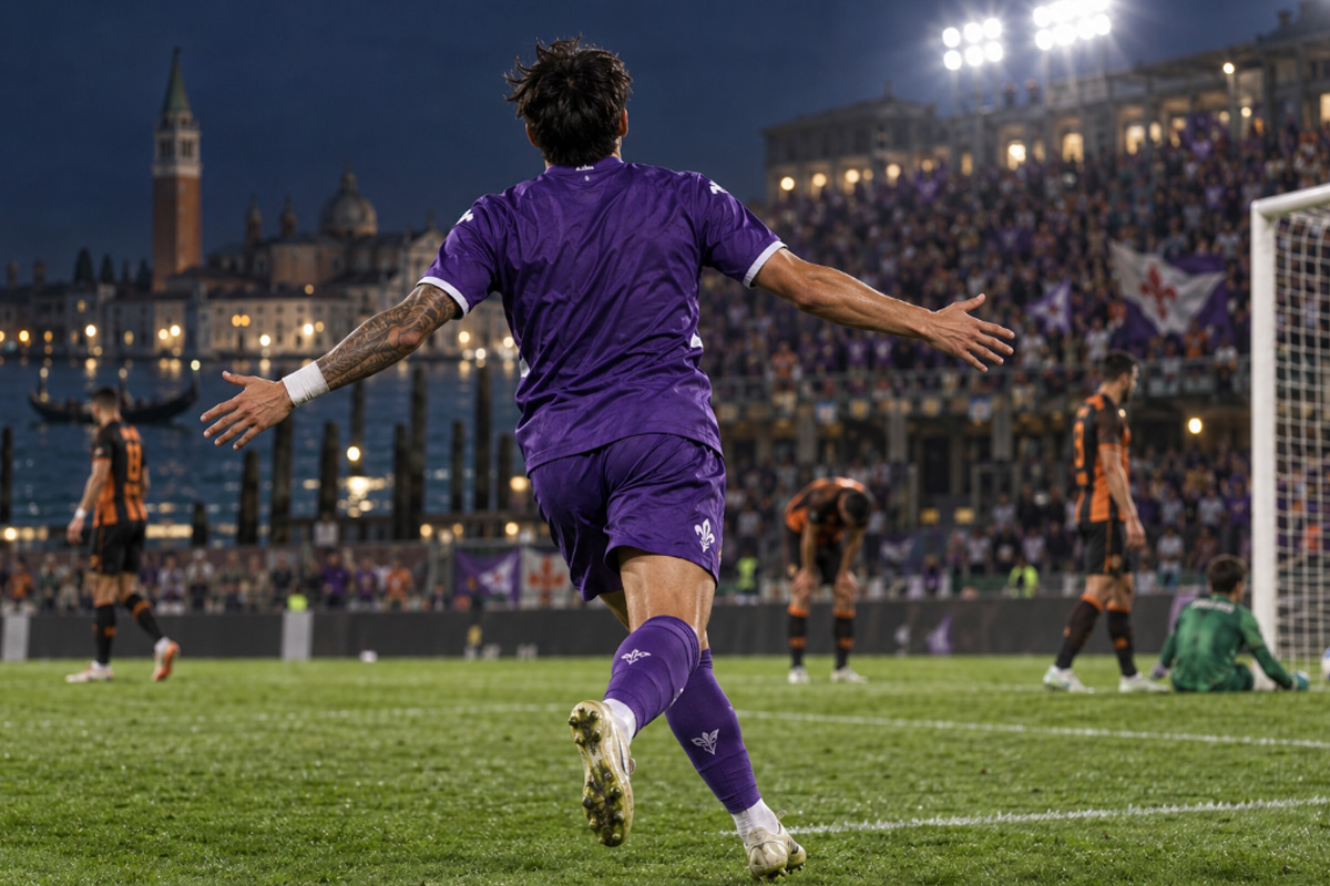 Venezia Fiorentina 2-4, calciatore viola di spalle festeggia sul campo sotto i riflettori.