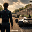 Penalità Antonelli a Monza, pilota italiano di spalle davanti alla monoposto argentata sul fondo della griglia.