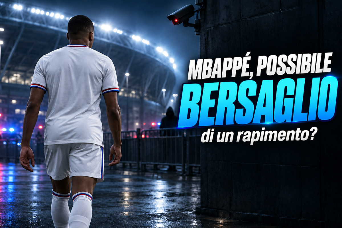 Mbappé possibile bersaglio di un rapimento, calciatore di spalle davanti a uno stadio sorvegliato