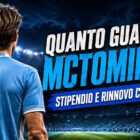 Quanto guadagna McTominay: calciatore di spalle con maglia azzurra numero 8 nello stadio, con riferimento a stipendio e rinnovo con il Napoli.