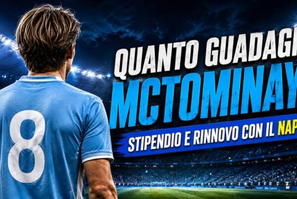 Quanto guadagna McTominay: calciatore di spalle con maglia azzurra numero 8 nello stadio, con riferimento a stipendio e rinnovo con il Napoli.