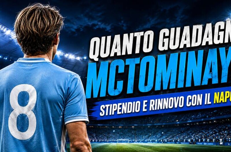 Quanto guadagna McTominay: calciatore di spalle con maglia azzurra numero 8 nello stadio, con riferimento a stipendio e rinnovo con il Napoli.