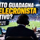 Quanto guadagna un telecronista sportivo: due commentatori di calcio al microfono durante una partita, con postazione TV e stadio sullo sfondo.