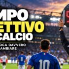Tempo effettivo nel calcio: immagine editoriale con tabellone dei minuti di recupero, arbitro e calciatori di spalle.