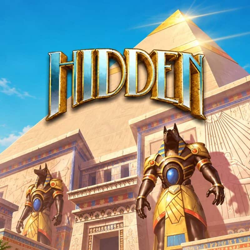 Slot Hidden di ELK Studios con piramide dorata, tempio dell'antico Egitto e statue di Anubi a guardia dell'ingresso.