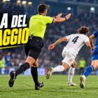Regola del vantaggio nel calcio: arbitro segnala la prosecuzione del gioco dopo un fallo mentre un calciatore avanza con il pallone.