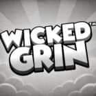 Slot Wicked Grin di Hacksaw Gaming con logo in bianco e nero, scritte tridimensionali e sfondo vintage con nuvole e raggi luminosi.