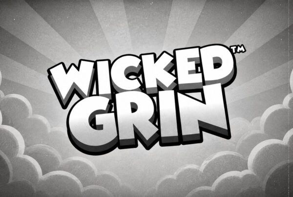 Slot Wicked Grin di Hacksaw Gaming con logo in bianco e nero, scritte tridimensionali e sfondo vintage con nuvole e raggi luminosi.