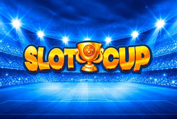 Slot Slot Cup di WorldMatch con coppa dorata e scritta del gioco sullo sfondo di uno stadio di calcio illuminato.