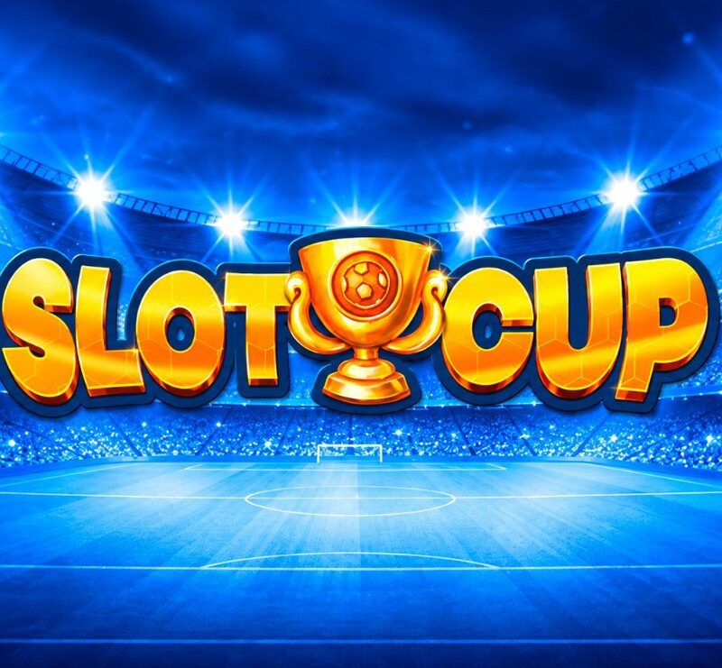 Slot Slot Cup di WorldMatch con coppa dorata e scritta del gioco sullo sfondo di uno stadio di calcio illuminato.