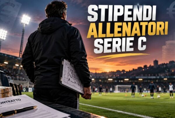Stipendi allenatori Serie C: tecnico di calcio visto di spalle a bordo campo, con lavagna tattica, contratto e simboli dell'euro.