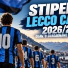 Stipendi Lecco calcio 2026/27: giocatori di spalle in campo con divise blu e nere davanti allo stadio e al paesaggio di Lecco.
