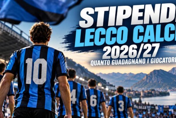 Stipendi Lecco calcio 2026/27: giocatori di spalle in campo con divise blu e nere davanti allo stadio e al paesaggio di Lecco.