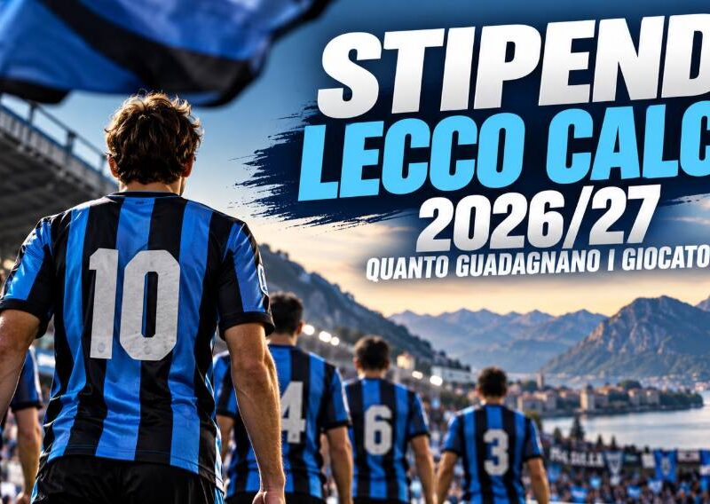 Stipendi Lecco calcio 2026/27: giocatori di spalle in campo con divise blu e nere davanti allo stadio e al paesaggio di Lecco.