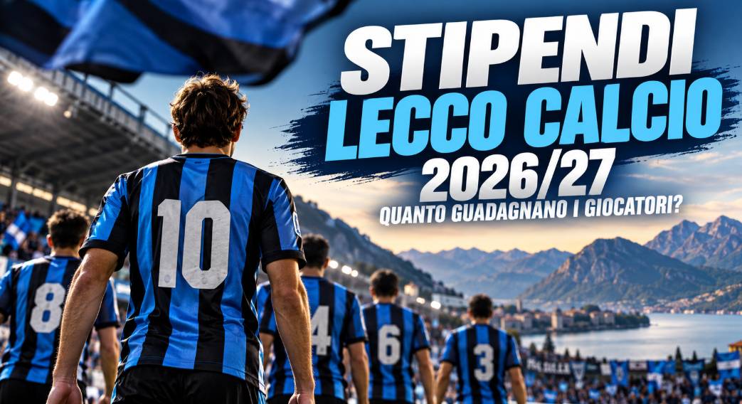 Stipendi Lecco calcio 2026/27: giocatori di spalle in campo con divise blu e nere davanti allo stadio e al paesaggio di Lecco.