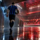 Tresoldi Milan: illustrazione di un calciatore di spalle nel tunnel di San Siro, tra luci blu e riflessi rossoneri.